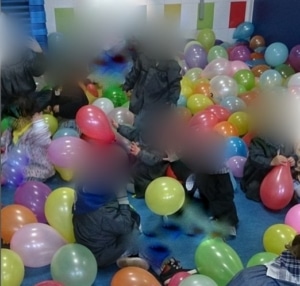 El peligro de los globos para los niños y las niñas, también en la escuela infantil