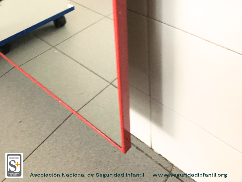 Seguridad en los espejos de identidad en escuelas infantiles: requisitos y prevención