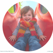 Bufandas y cordones un riesgo silencioso en patios escolares y parques infantiles